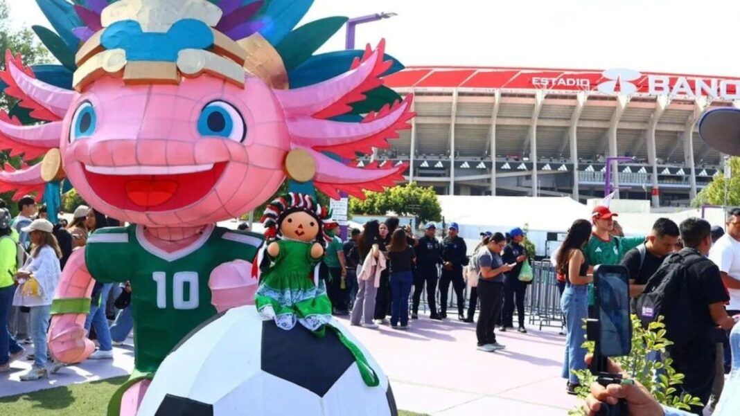 Ajolote monumental en puente peatonal del Estadio Ciudad de México