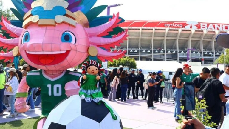 Ajolote monumental en puente peatonal del Estadio Ciudad de México
