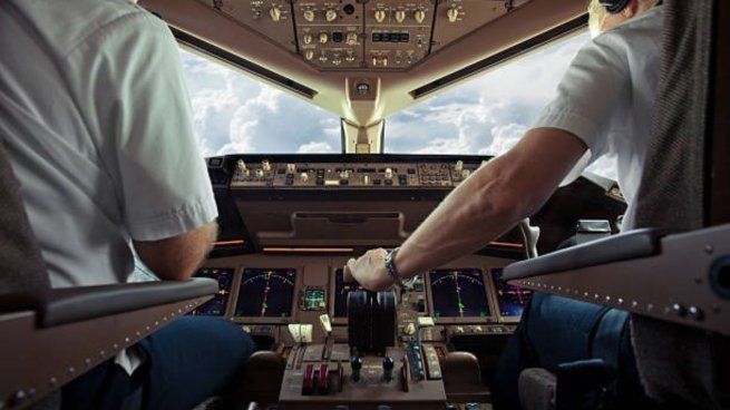 Avión en pista con fondo de aeropuerto, ilustración de normativa aeronáutica