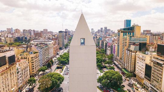 Vista panorámica de Buenos Aires desde un mirador, con la 9 de Julio y el Obelisco de fondo