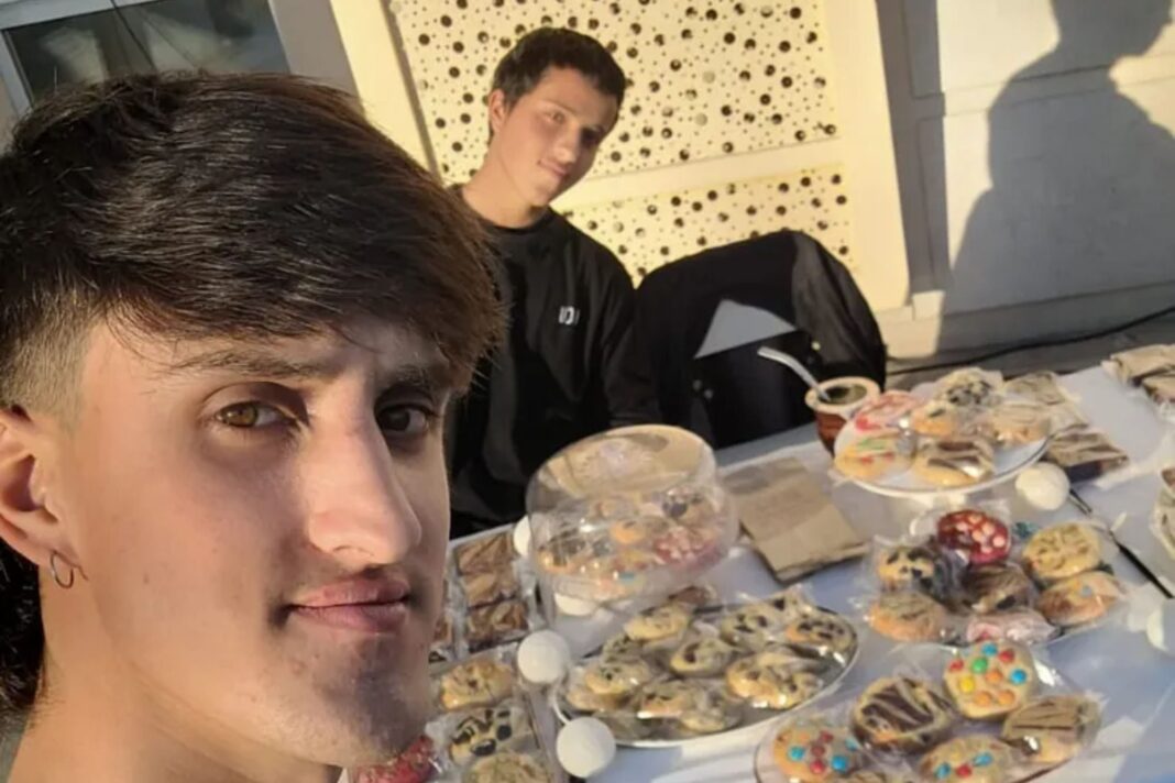 Hermanos Facundo y Juan Ignacio Romero, fundadores de Mesa Dulce, con sus productos de repostería