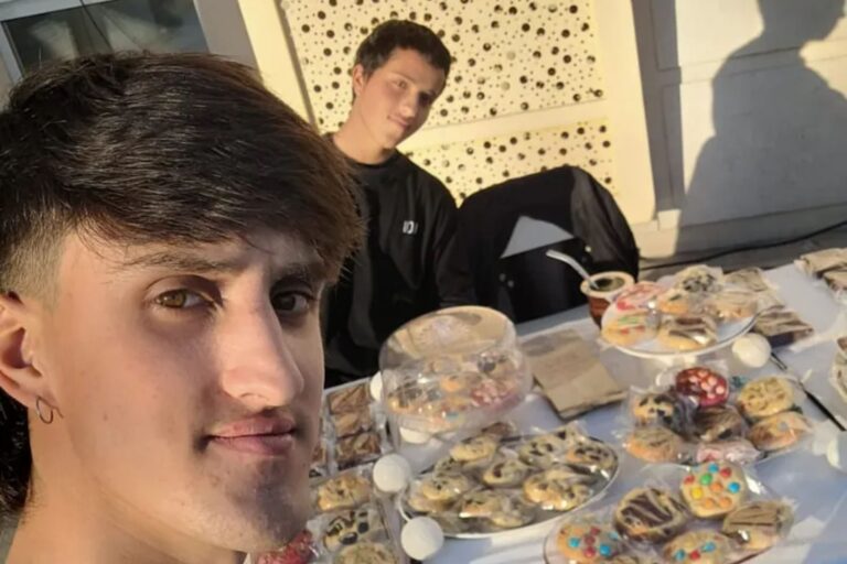 Hermanos Facundo y Juan Ignacio Romero, fundadores de Mesa Dulce, con sus productos de repostería