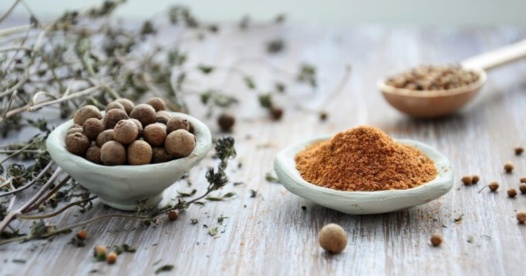 Olla aromática con nuez moscada y canela hirviendo en una cocina