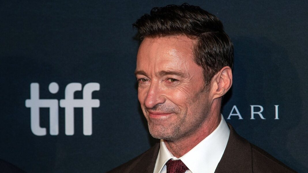 Hugh Jackman junto a uno de sus autos de colección