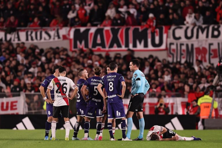 Ignacio Miramón discute con el árbitro Leandro Rey Hilfer durante el partido River vs. Gimnasia