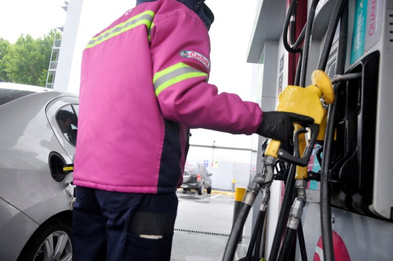 Gráfico de inflación con barril de petróleo y banderas de Medio Oriente de fondo