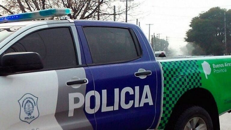Patrullero de la Policía de la Provincia de Buenos Aires en la vía pública