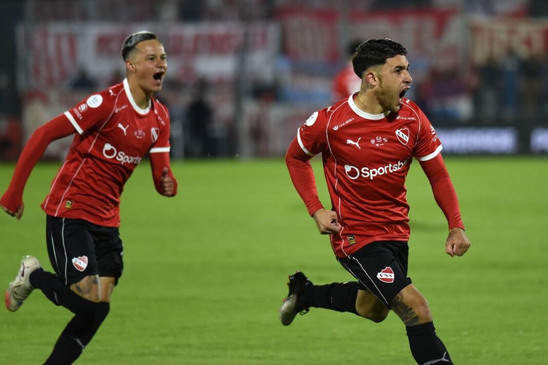 Jugadores de Independiente celebran un gol durante el partido contra Unión por la Copa Argentina