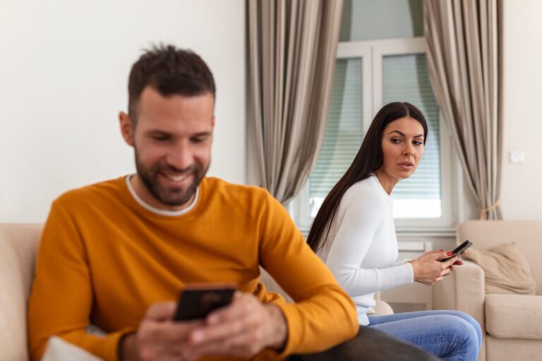 Investigadora privada analizando señales de infidelidad en pareja