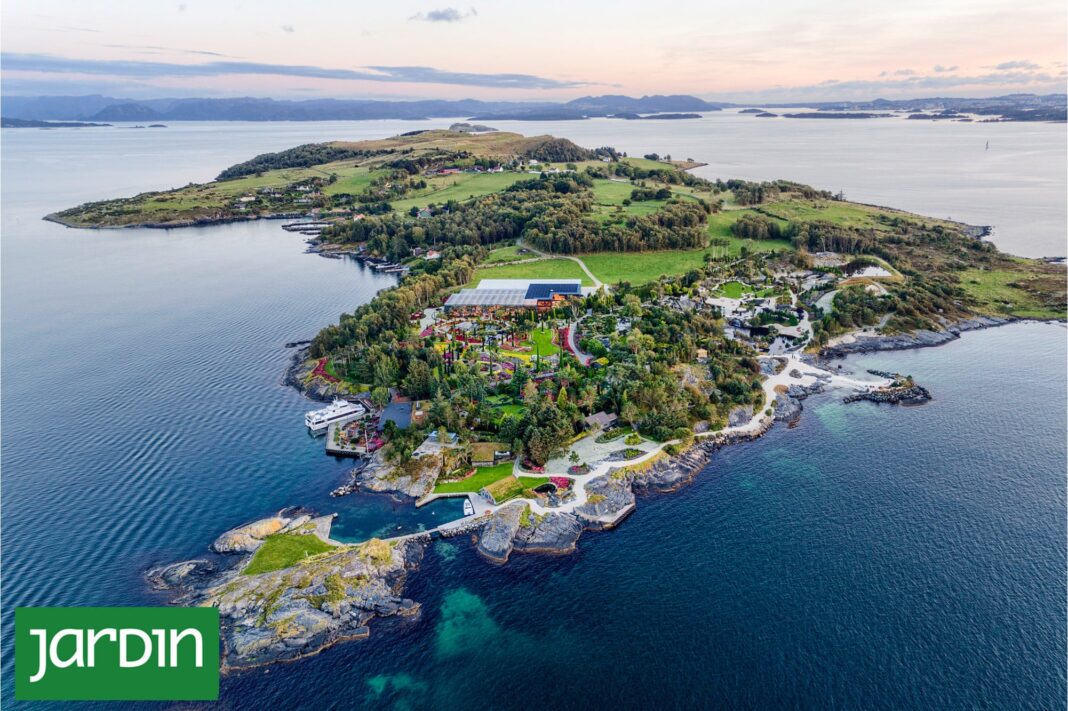 Vista aérea del jardín tropical Flor & Fjære en la isla de Sør-Hidle, Noruega, con palmeras y flores de colores