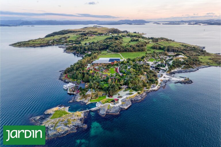 Vista aérea del jardín tropical Flor & Fjære en la isla de Sør-Hidle, Noruega, con palmeras y flores de colores