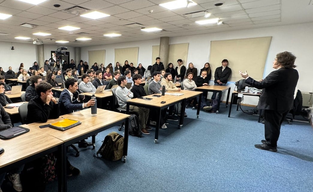 Javier Milei dando una charla sobre economía en la Universidad de San Andrés