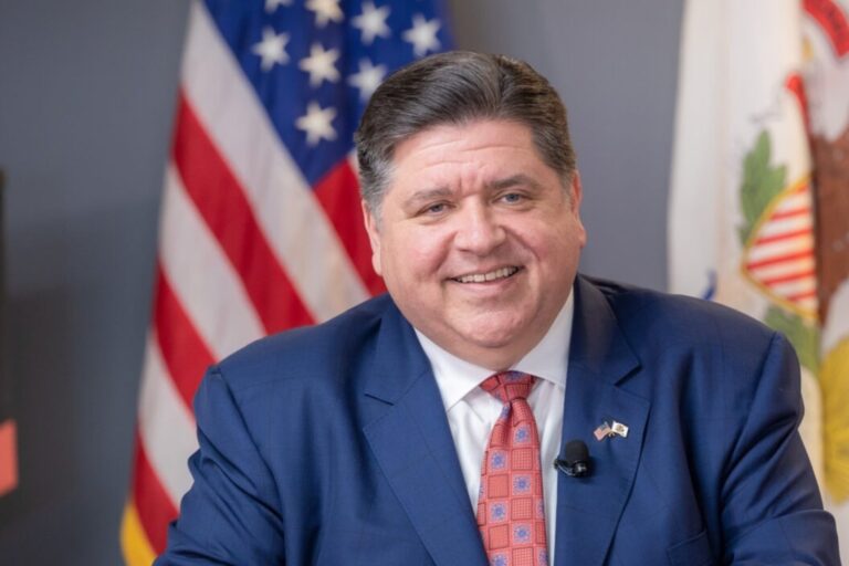 J.B. Pritzker en conferencia de prensa sobre seguridad pública en Illinois