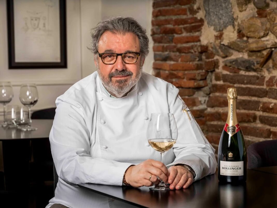 Arroz blanco cocido con caldo, ajo y laurel en una cacerola