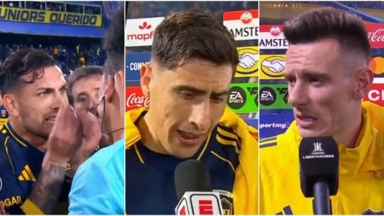 Jugadores de Boca Juniors discuten con el árbitro Jesús Valenzuela durante el partido contra Cruzeiro por la Copa Libertadores