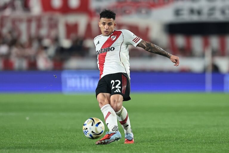 Kevin Castaño durante un partido de River Plate