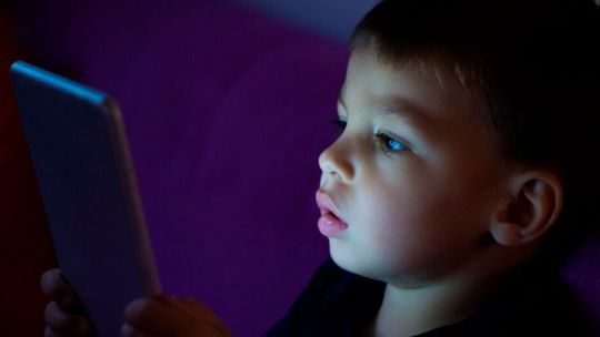 Niño usando Kids Sapiens en una tablet