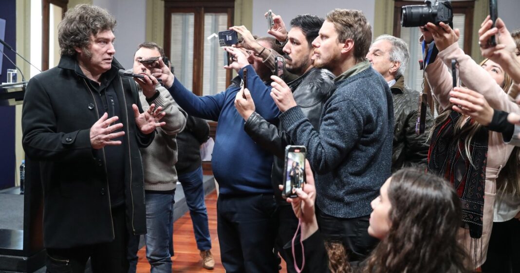 Ilustración de un político cubriéndose los oídos frente a preguntas de periodistas