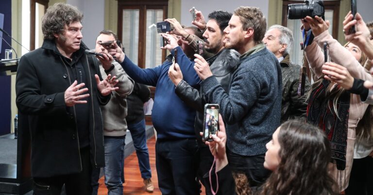 Ilustración de un político cubriéndose los oídos frente a preguntas de periodistas