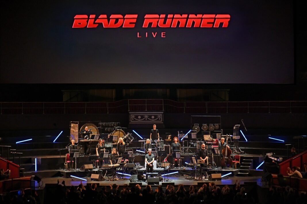 Teatro Colón iluminado con temática de Blade Runner