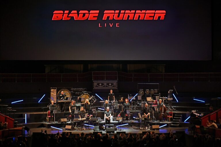 Teatro Colón iluminado con temática de Blade Runner