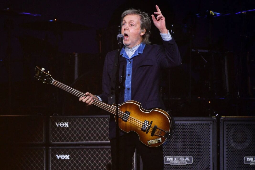Tarjeta postal con imagen de Paul McCartney joven y frase manuscrita de la canción Days We Left Behind