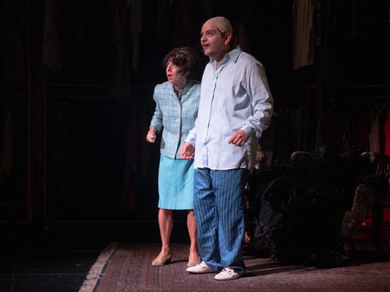 Escena de la obra Las Adoro con los actores Lucía Adúriz Bravo y Mariano Saborido