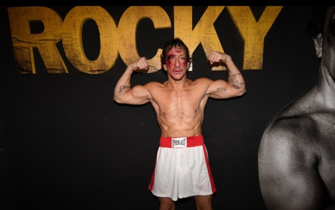 Escenario del Teatro Lola Membrives durante la función de la obra Rocky, con Nicolás Vázquez en escena