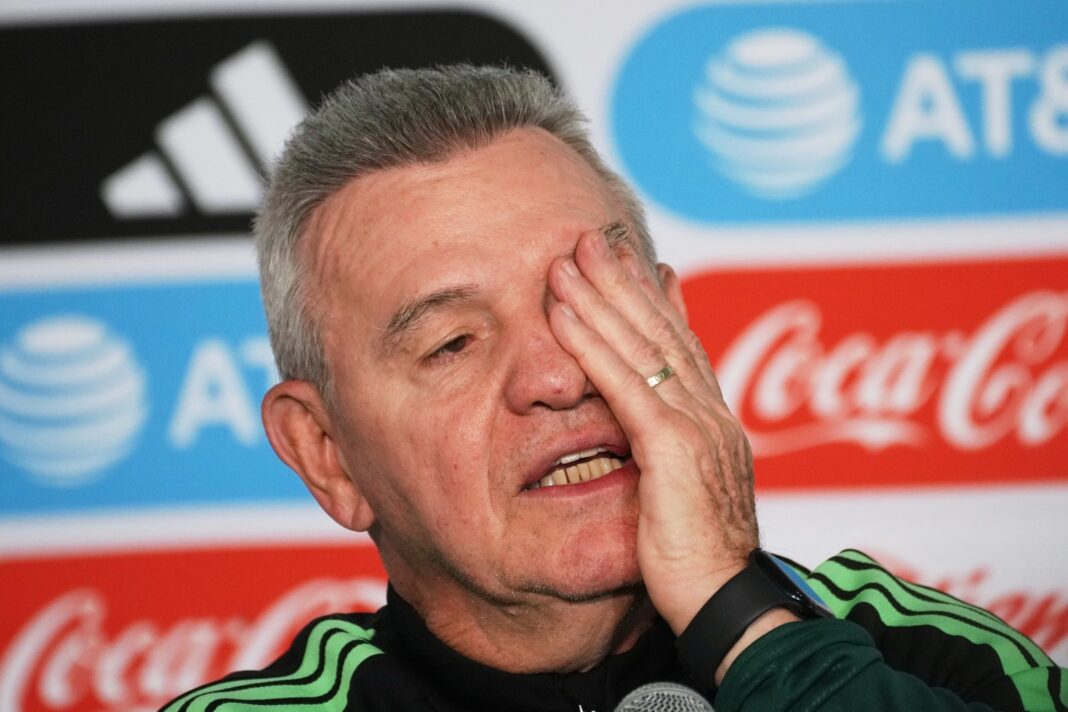 Javier Aguirre en conferencia de prensa hablando sobre la lista de la Selección Mexicana para el Mundial 2026