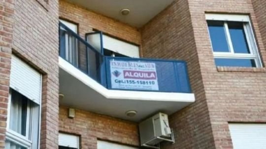 Locales comerciales vacíos en la avenida Santa Fe de la Ciudad de Buenos Aires
