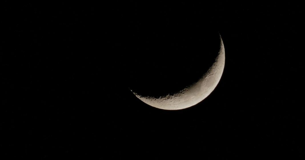 Representación de la Luna nueva en Tauro con signos zodiacales