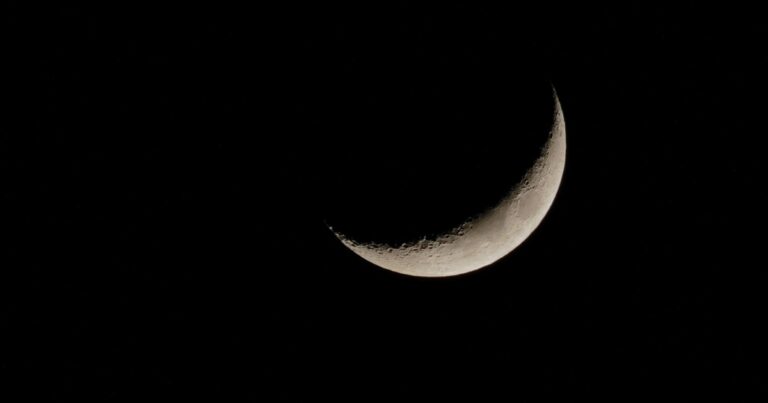 Representación de la Luna nueva en Tauro con signos zodiacales