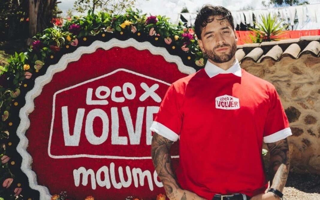 Portada del álbum Loco x volver de Maluma, fondo rojo con foto infantil del artista