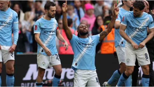 Jugadores del Manchester City levantan el trofeo de la FA Cup en el estadio de Wembley