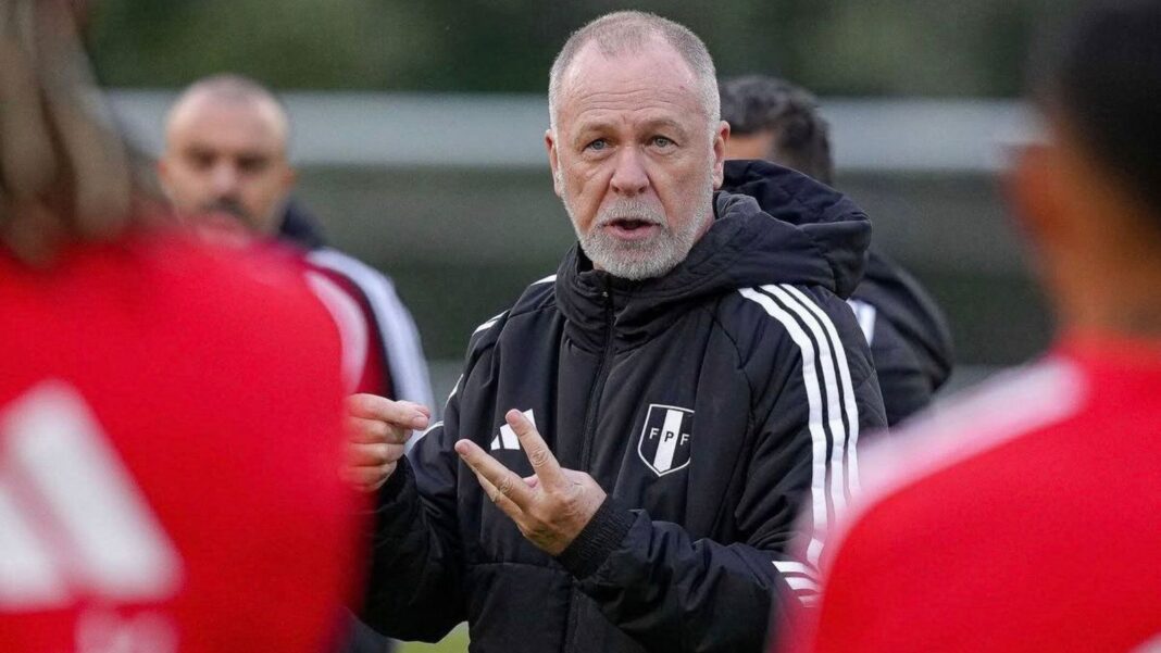 Mano Menezes durante un partido de la selección peruana