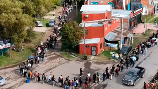 Fila de personas en la vereda del frigorífico Cabaña Don Theo en Moreno, esperando para postularse a 60 vacantes laborales