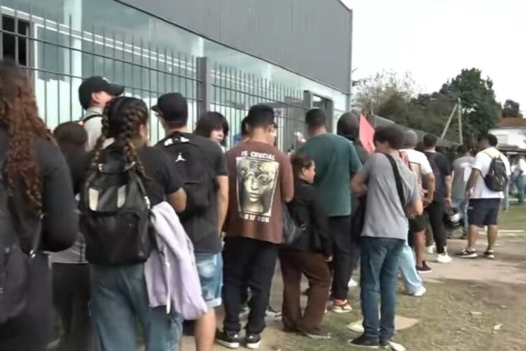Fila de personas en la calle en Moreno para postularse a un empleo en un frigorífico