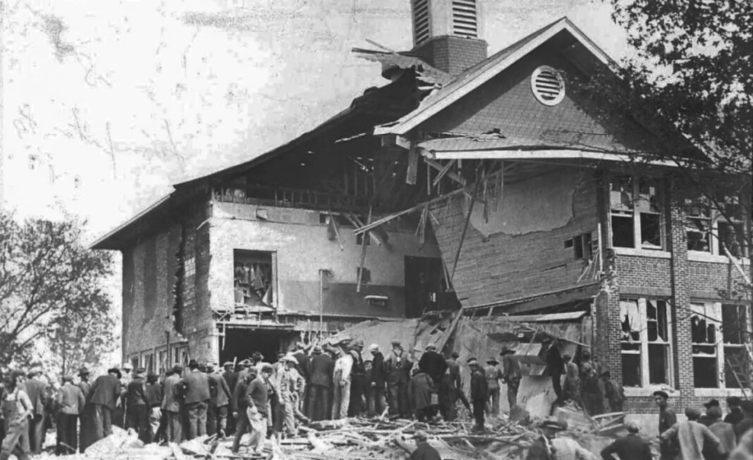 Escuela Consolidada de Bath destruida tras la explosión de 1927