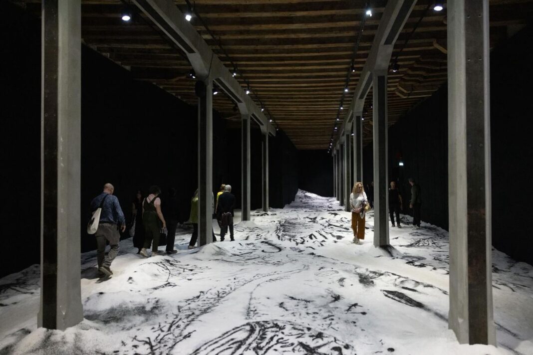 Instalación Monitor yin yang de Matías Duville en el Pabellón Argentino de la Bienal de Venecia