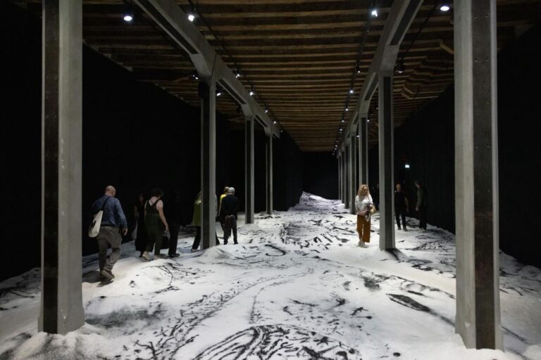 Instalación Monitor yin yang de Matías Duville en el Pabellón Argentino de la Bienal de Venecia