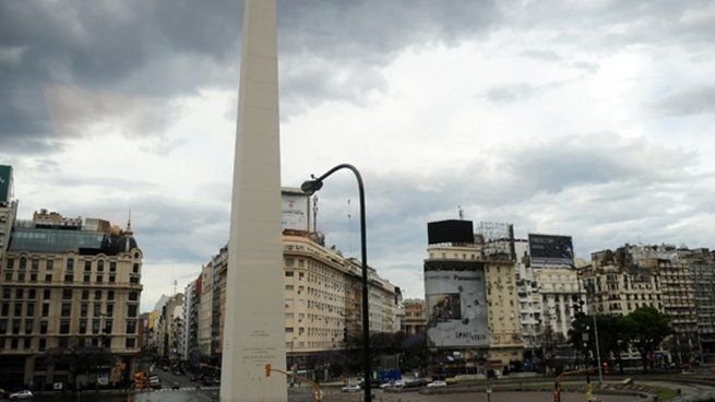 Vista de la ciudad de Buenos Aires con cielo nublado y visibilidad reducida por niebla
