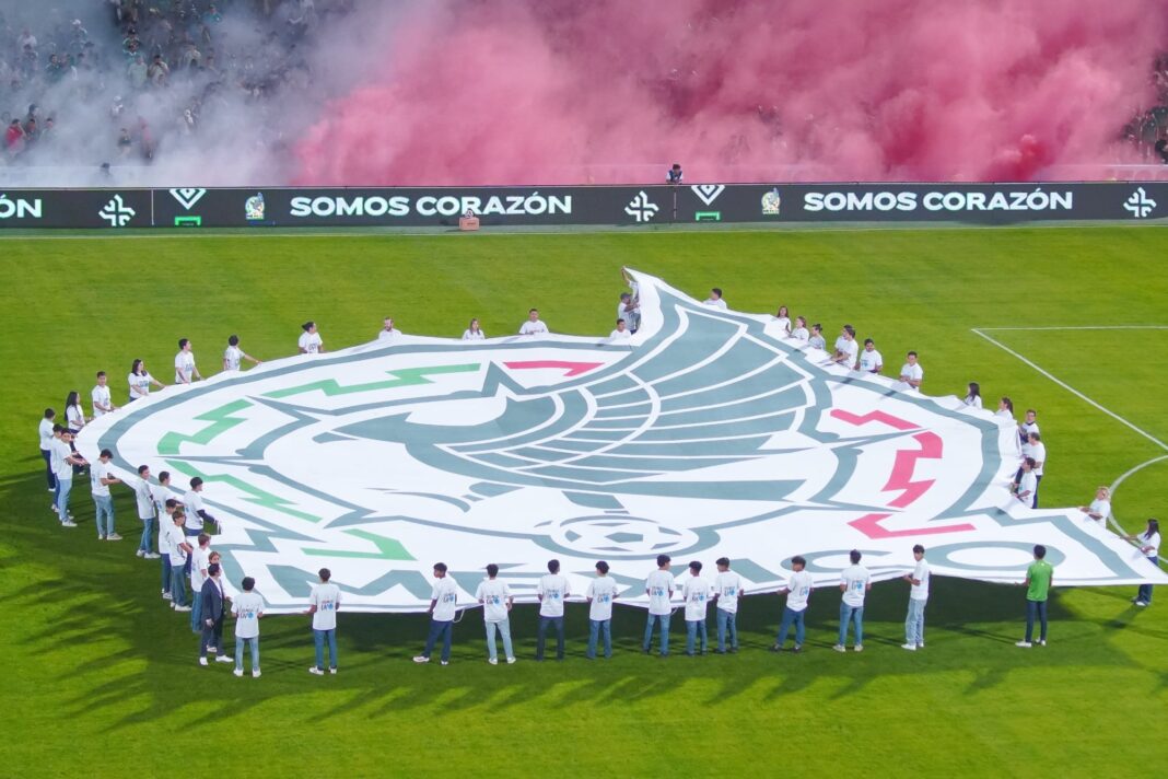 Selección mexicana de fútbol celebrando en el campo