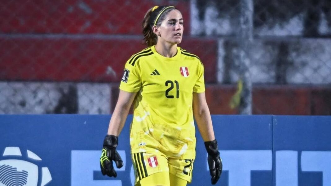 Mia Shalit posa con el trofeo de mejor portera de la temporada en Israel