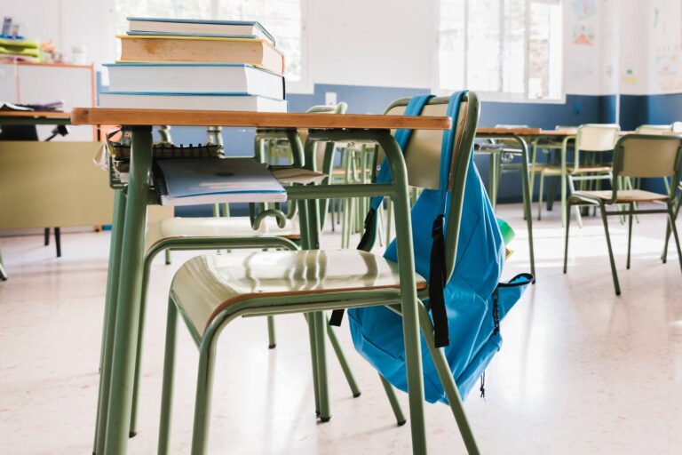 Edificio de una escuela pública en Miami-Dade con cartel de cierre