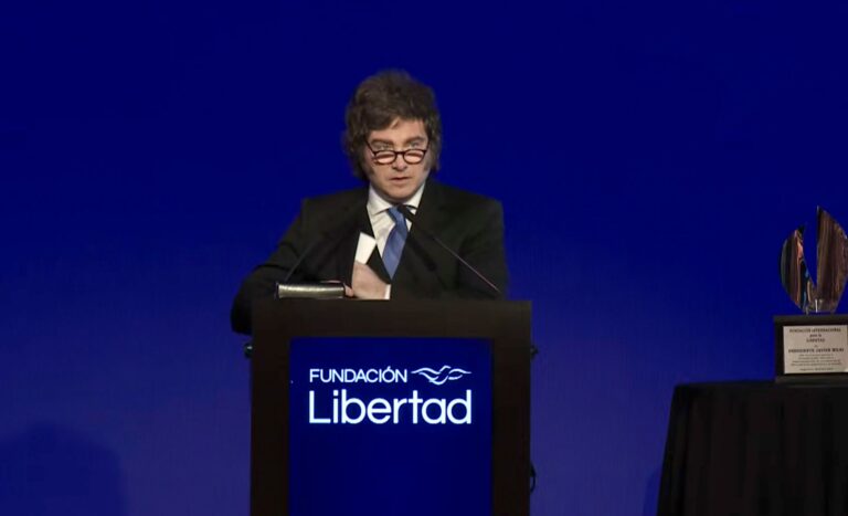 Javier Milei hablando en la Fundación Libertad