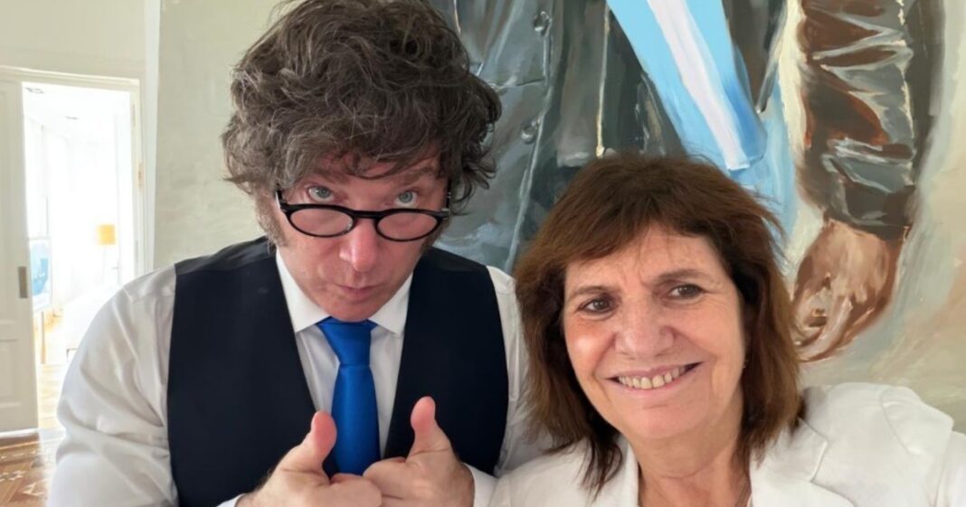 Patricia Bullrich interactuando con vecinos de Villa Lugano durante su recorrida de campaña