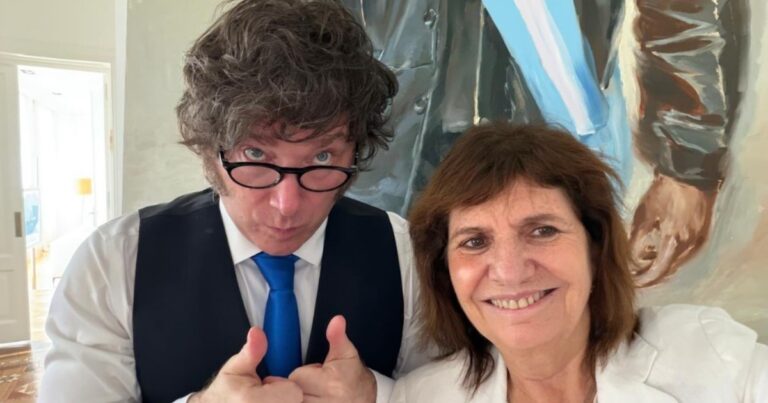 Patricia Bullrich interactuando con vecinos de Villa Lugano durante su recorrida de campaña