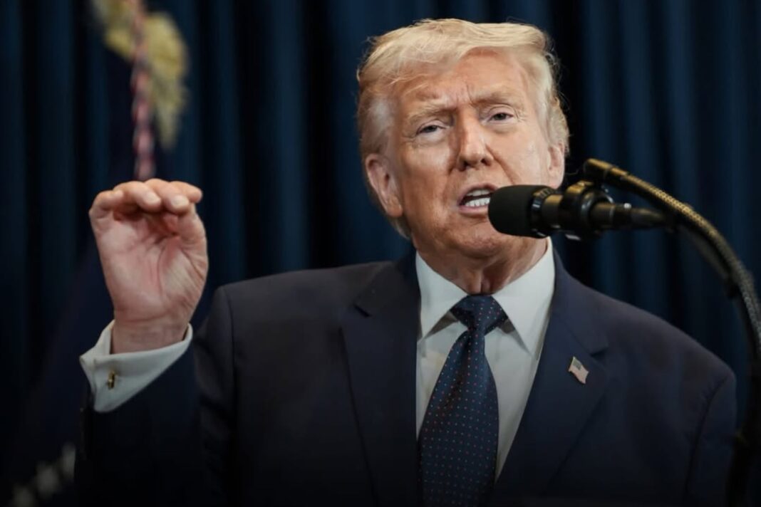 Billete de dólar con la firma de Donald Trump y un pasaporte estadounidense sobre una superficie