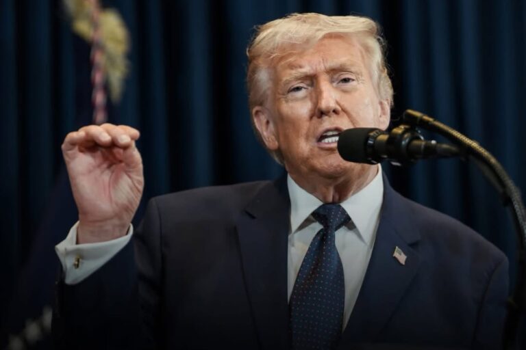 Billete de dólar con la firma de Donald Trump y un pasaporte estadounidense sobre una superficie