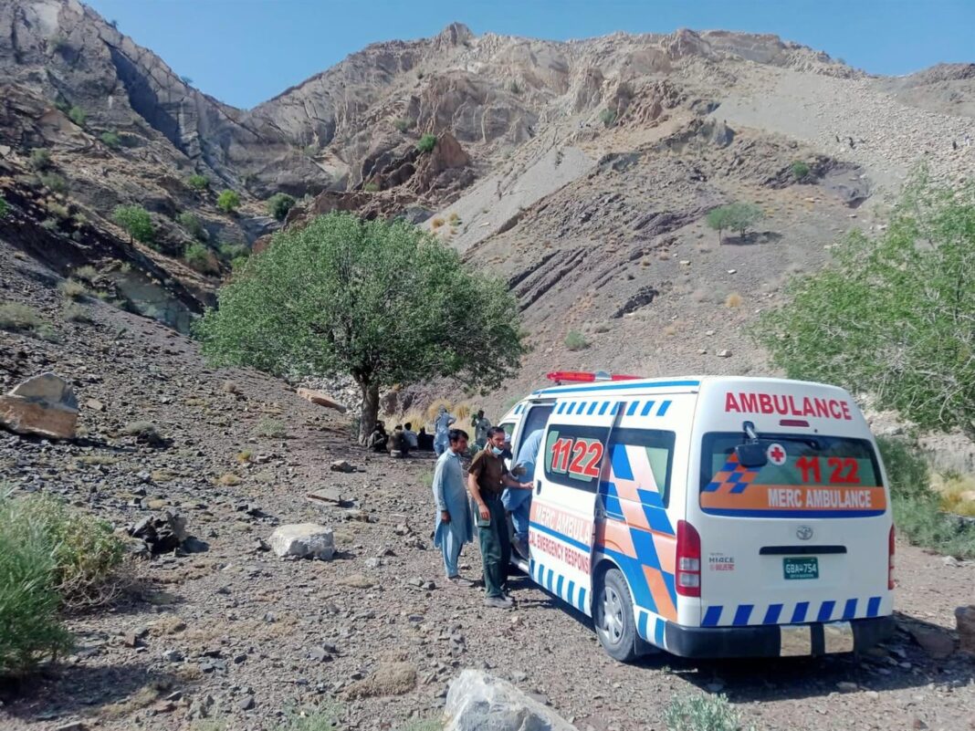 Autobús y furgoneta accidentados en autovía de Swat, Pakistán